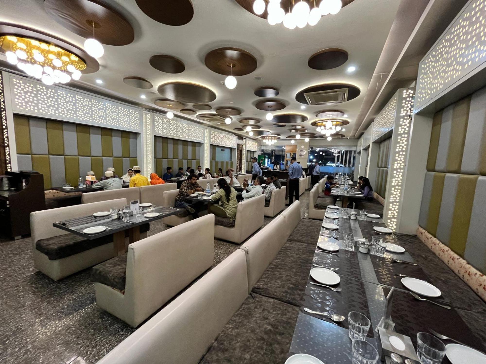 Hotel Grand Darshan Вадодара Экстерьер фото