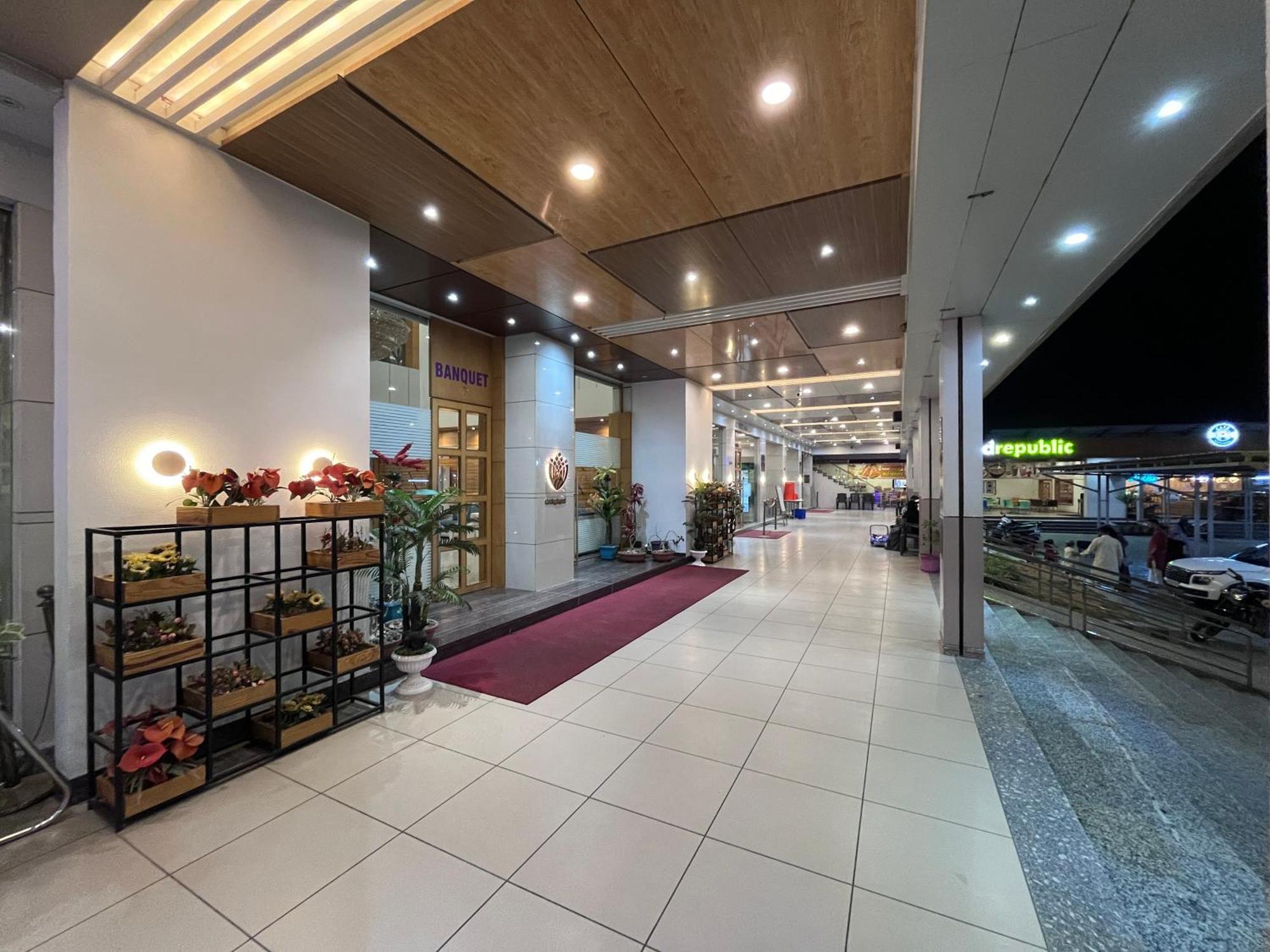 Hotel Grand Darshan Вадодара Экстерьер фото