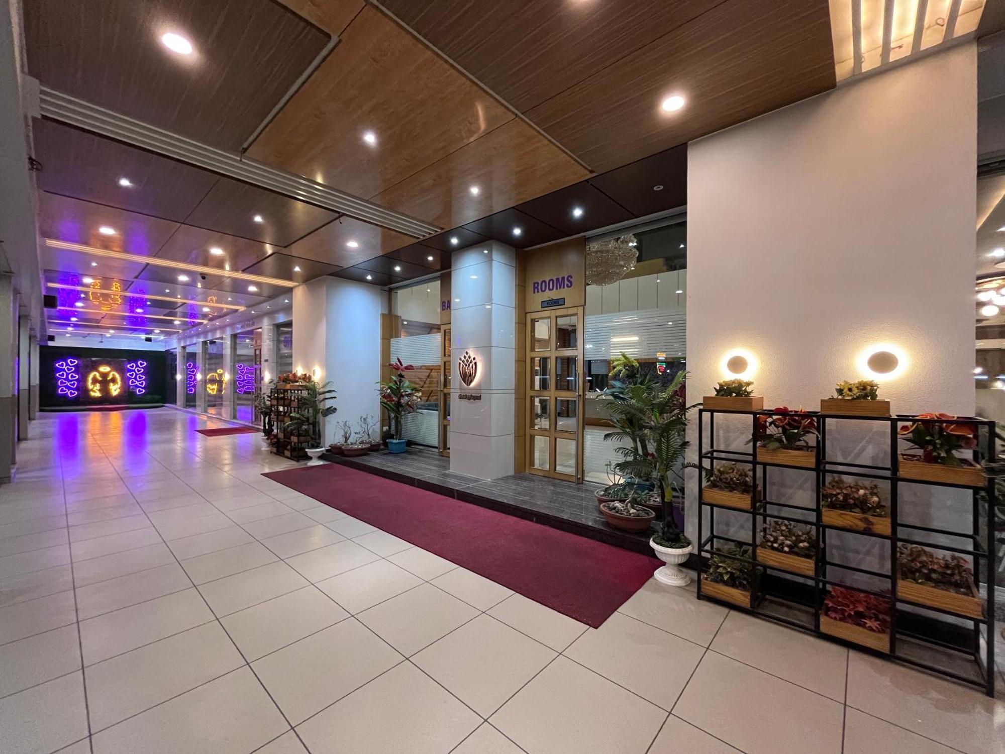 Hotel Grand Darshan Вадодара Экстерьер фото