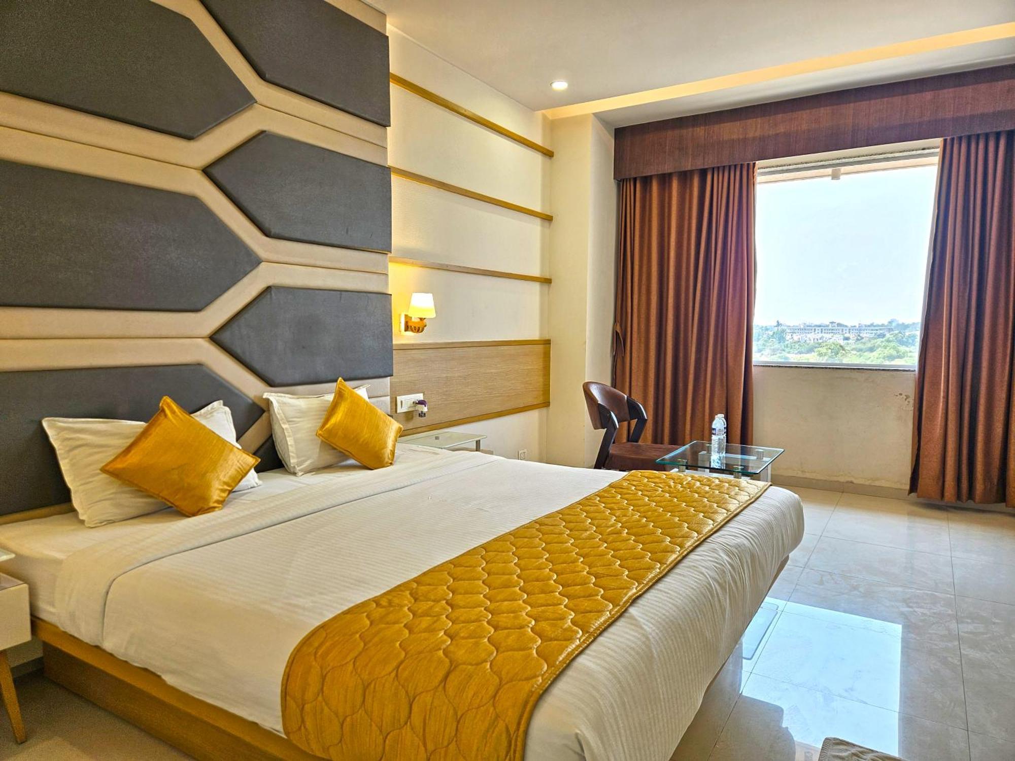 Hotel Grand Darshan Вадодара Экстерьер фото