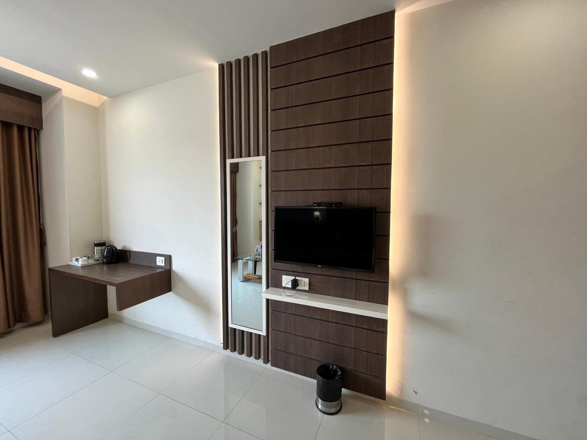 Hotel Grand Darshan Вадодара Экстерьер фото