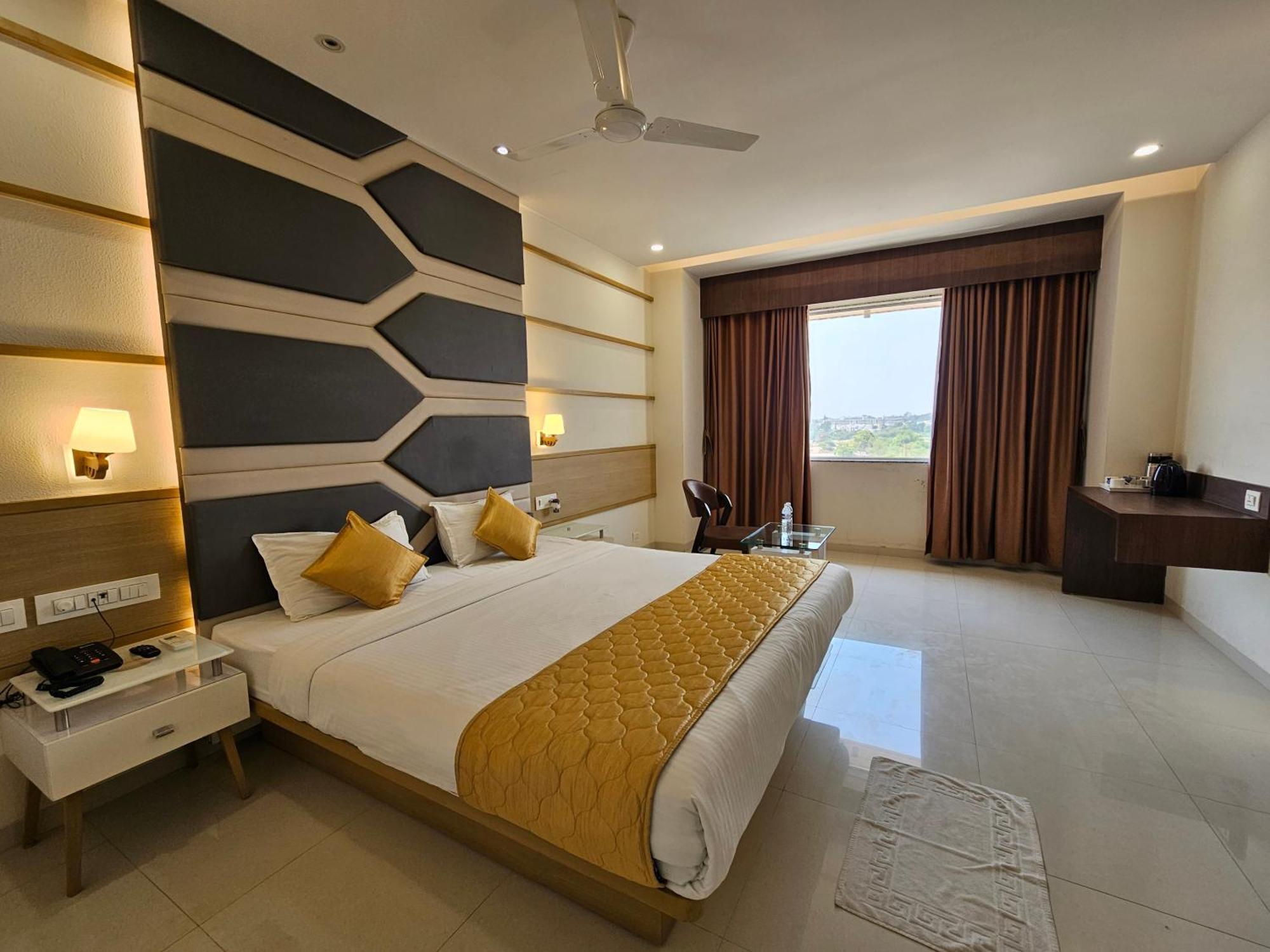 Hotel Grand Darshan Вадодара Экстерьер фото