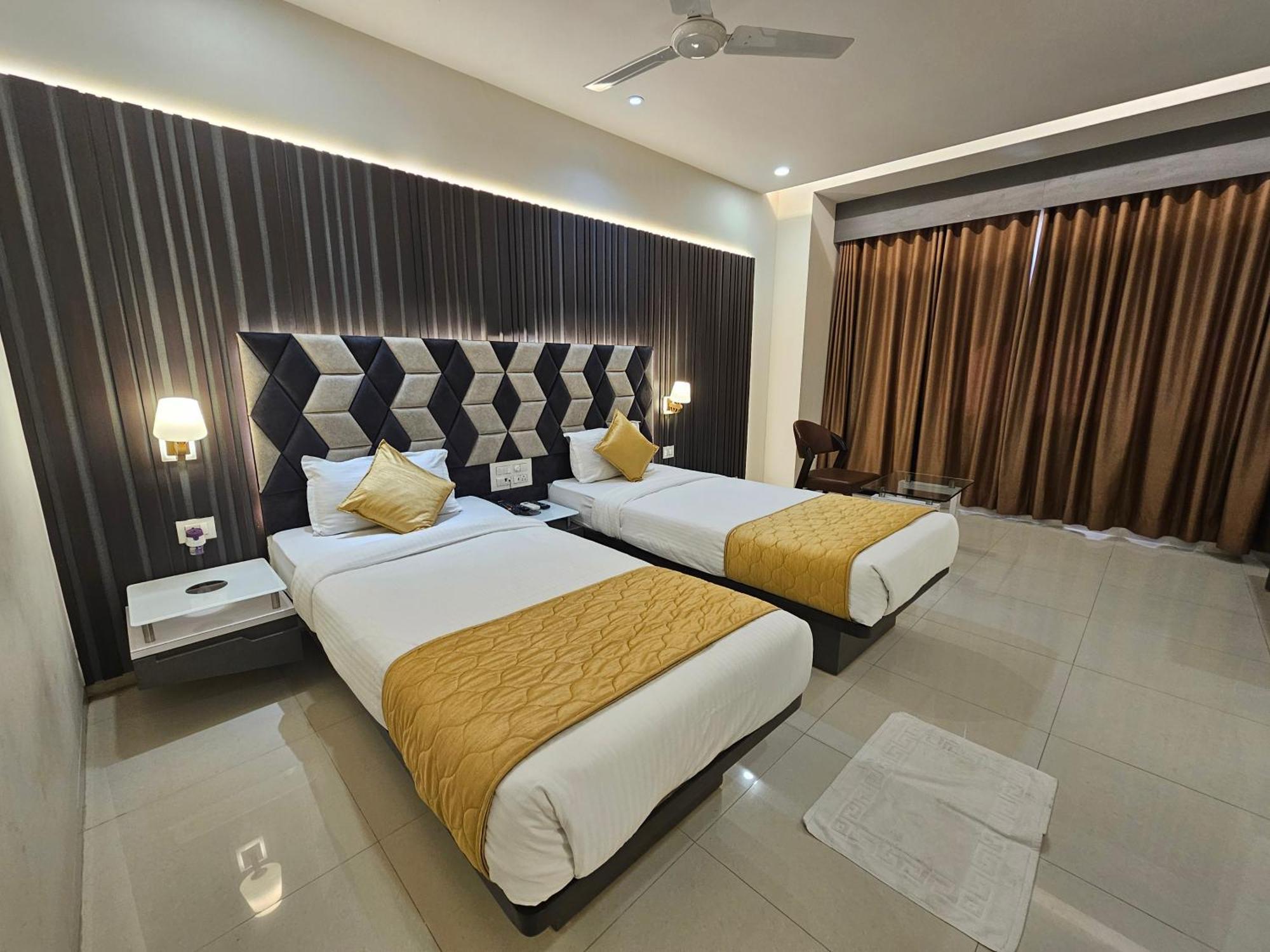 Hotel Grand Darshan Вадодара Экстерьер фото