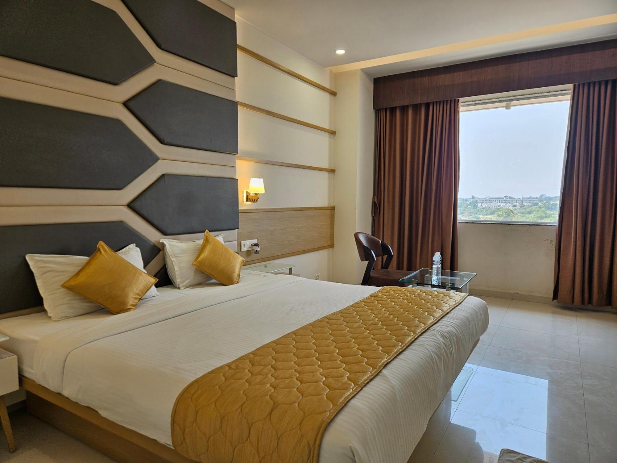 Hotel Grand Darshan Вадодара Экстерьер фото