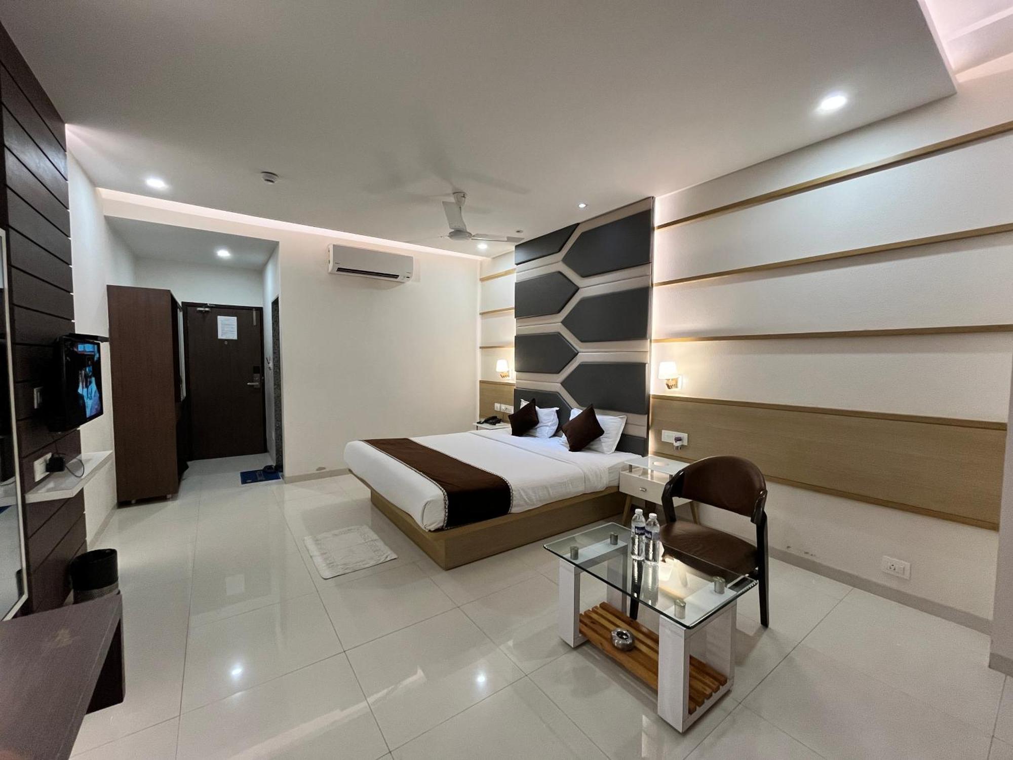 Hotel Grand Darshan Вадодара Экстерьер фото