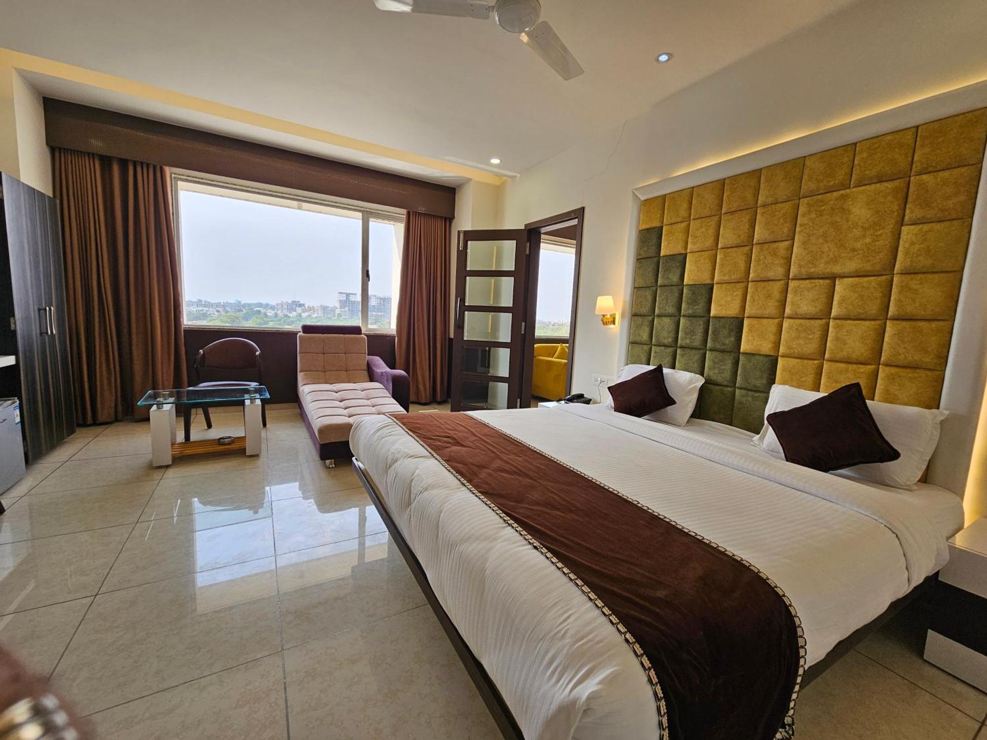 Hotel Grand Darshan Вадодара Экстерьер фото