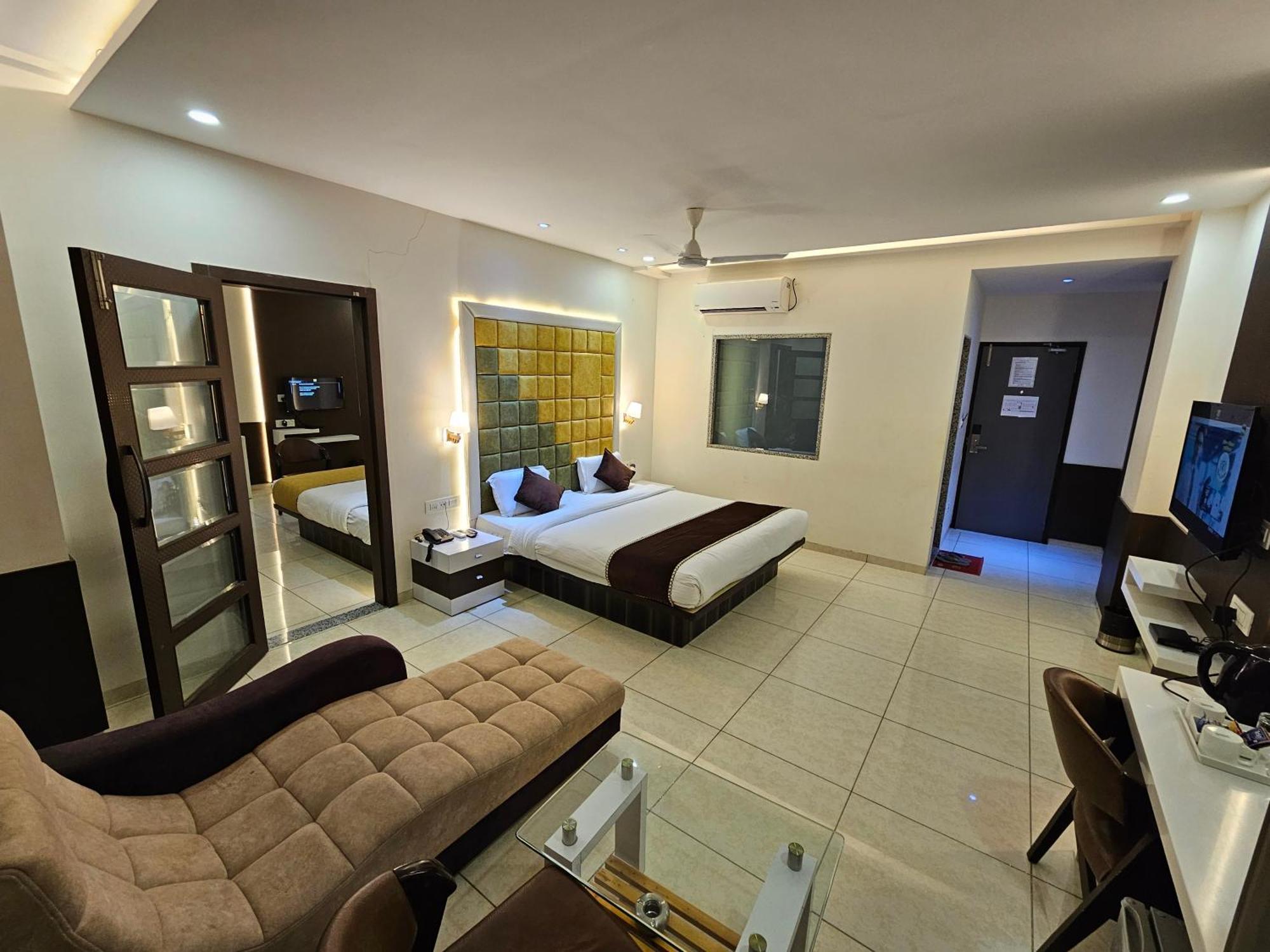 Hotel Grand Darshan Вадодара Экстерьер фото